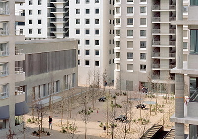 Das Apartmentgebude B2 von AFAA mit Sozialwohnungen (links) und das Brogebude B6 von Christian Kerez mit einem klaren Sttzen-Raster-System (rechts) bilden die Westfront des neuen Viertels. Dahinter ist der Wohnbau B5 von Herzog + de Meuron zu sehen.