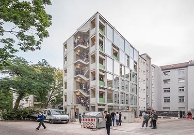 Das Wohnhaus in Berlin-Moabit besetzt eine Baulcke an einem Eckgrundstck.