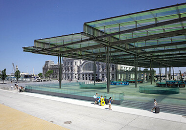 Dietmar Feichtinger Architectes ergnzten den Bahnhof des belgischen Seebads Ostende.