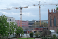 Ein Gerst mit Plane markiert seit 2004 das Grundstck der Bauakademie in Berlin.  