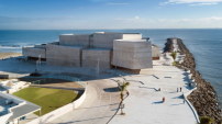Das Konzerthaus liegt in prominenter Lage, mit direktem Blick auf den Golf von Mexiko.  