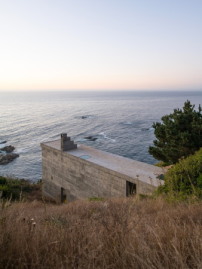 Das flache Dach des Fereinhauses dient als Terrasse  mit freiem Blick auf den Ozean.