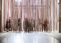 Im Arsenale empfngt die Besucher ein Vorhang aus Seilen als Reminiszenz an die frhere Funktion des Gebudes, Foto: Courtesy la Biennale di Venezia 