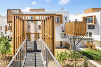 Charakteristisches Extra sind externe, mit Holz verkleidete Terrassen auf Stelzen, die ber Brcken mit einzelnen Wohnungen verbunden sind.  