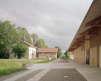 Langes Haus Karpfsee der Stiftung Nantesbuch, Bad Heilbrunn von Florian Nagler Architekten, Foto: Pk. Odessa Co 