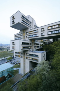 Ministerium fr Straenbau/Georgische Staatsbank, Giorgi Tschachawa und Surab Dschalaghania, Tbilisi 1970-75, aus Architekturfhrer Tiflis 