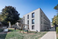 Der hell verputzte dreigeschossige Neubau bietet Wohnungen fr rund 100 Flchtlinge und andere Wohnungssuchende. 