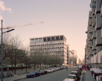 Ansicht aus der Friedrichstrae mit Blick auf den Besselpark. Die Fassade mit Diagonalstreben ist ungewhnlich im Schiescharten-Berlin.  
