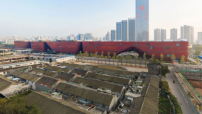 Wie eine rote Wand durchzieht das Longgang Cultural Center die urbane Landschaft ... 
