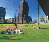 Auf Hhe des Hansaplatzes weiten sich die Trassen derart, dass sie die Dimensionen eines Parks einnehmen. 