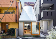 Ein Paar, ein Raum  das Wohnhaus von Takeshi Hosaka schliet eine schmale Baulcke.