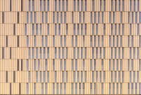 Der goldene Teil der Fassade besteht aus perforierten Stahlpaneelen. 
