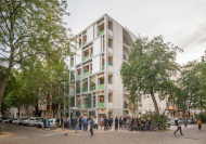 Das Wohnhaus in Berlin-Moabit besetzt eine Baulcke an einem Eckgrundstck.