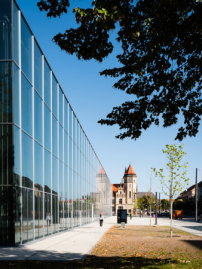Das Museum liegt als langer, vollstndig verglaster und glatter Riegel zwischen dem Stadtpark und der Innenstadt von Dessau. 