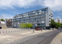 Eines der Best-Practice-Beispiele fr Erdgeschosszonen: Das Metropolenhaus von bfstudio-architekten in Berlin.