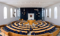 Der Interims-Plenarsaal entstand derweil in der Steinhalle des Landesmuseums. Dafr wurden die Plenarsaalmbel aus dem Deutschhaus ab- und wieder aufgebaut.