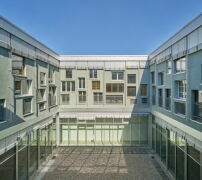Um Licht und Luft in den flachen, 100 x 100 Meter groen Baukrper zu bringen, wurde ein Innenhof geschaffen. Hier wie auch an der Fassade Richtung Primarschule ist das Konzept des Urban Mining am besten zu erkennen. 