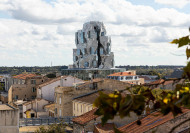 ber dem einstigen, 27 Hektar groen Werksgelnde der SNCF funkelt nun der Gehry-Turm, das zentrale Bauwerk der Fondation LUMA.
