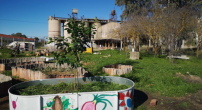 La Fbrika, eine ehemalige Zementfabrik im lndlichen Raum der Extremadura, und das dazugehrige Gelnde wurden mit berwiegend recycelten Materialien renoviert und zu einem Gemeinschaftsraum umgebaut. 