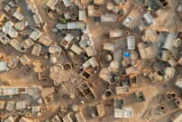 Luftaufnahme eines Huserverbands in Tibl. 