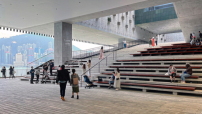 Eine groe breite Treppe fhrt in die Haupthalle im Sockelbereich des Komplexes. 