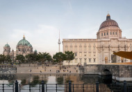 Entwurf der Freitreppe am Schlossplatz vor dem Humboldt Forum aus dem Jahr 2016, die ursprnglich bis 2023 fertig gestellt werden sollte.