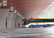 Der Busbahnhof grenzt sdlich an den Schienenbahnhof.