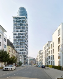 Auch das Areal um das Wohnhochhaus Henninger-Turm von Meixner Schlter Wendt Architekten in Framkfurt am Main steht auf dem Programm. Foto: Christoph Kraneburg