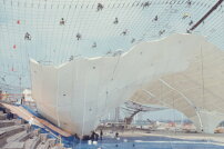 Montage der untergehngten Decke an der Olympia-Schwimmhalle