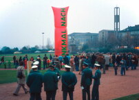 Denkmal Nach. Aktion unter Federfhrung von Lucius Burckhardt am Friedrichsplatz in Kassel 1975 mit einer pneumatischen Konstruktion von Gernot Minke.