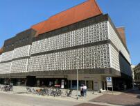 Ausstellungsort ist der ehemalige Galeria-Kaufhof in Hannover, der aktuell fr baukulturelle Veranstaltungen zwischengenutzt wird.