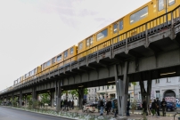 Es verluft auf 200 Metern unter dem Hochbahnviadukt der U1 in Berlin-Kreuzberg.   